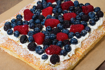 Fresh berry tart with cream and sugar