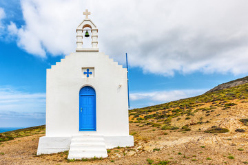 Fototapeta na wymiar Small white chapel on the island of Mykonos