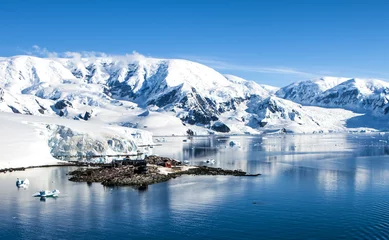 Fototapeten Antarktisforschung Chilenische Basisstation-2 © marcaletourneux