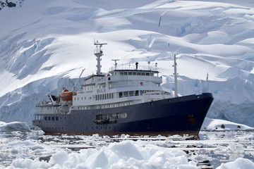 Grand navire touristique bleu dans les eaux de l& 39 Antarctique dans le contexte o