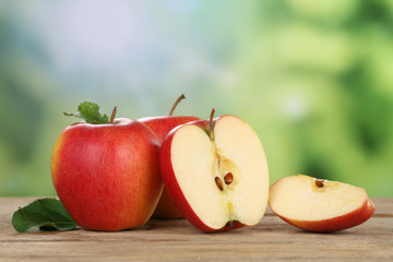 Rote Äpfel im Sommer mit Textfreiraum