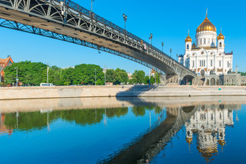Naklejka premium famous temple of Christ the Savior and the bridge