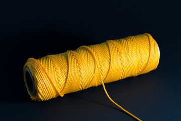 Rolle mit gelbem Faden