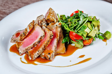 Grilled tuna with vegetables