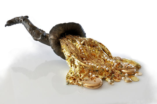 F&uuml;llhorn mit gold, goldschmuck, goldm&uuml;nzen, edelsteine