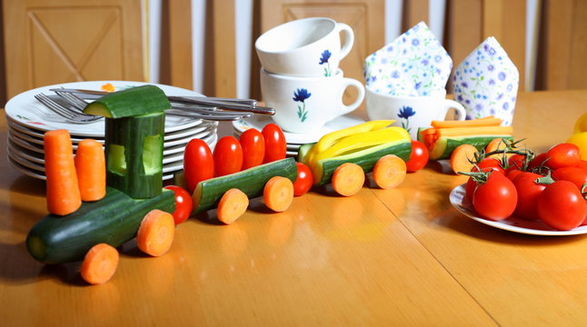 Gemüselokomotive auf gedecktem Tisch