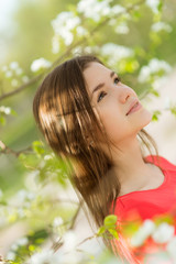 Naklejka premium beautiful young woman in flowers