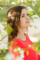 Naklejka premium beautiful young woman in flowers