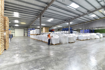 Arbeiter im Warenlager // Workers in logistics