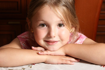 Fototapeta premium Primo piano di bambina che ascolta