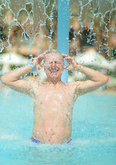 Obraz na płótnie Canvas Senior man in pool