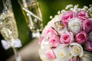 Wedding rings with roses and glasses of champagne