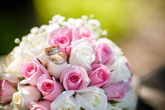 Wedding rings on a roses flowers, focused to the rings