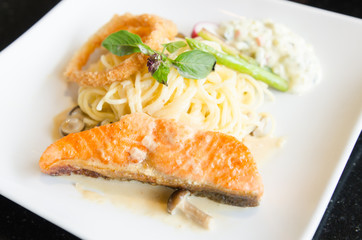 Spagetti salmon