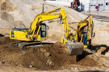 Bagger auf Baustelle bei Erdarbeiten