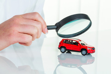 Auto wird von Arzt untersucht