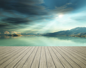 Holzsteg am Meer mit Sonnenstrahlen