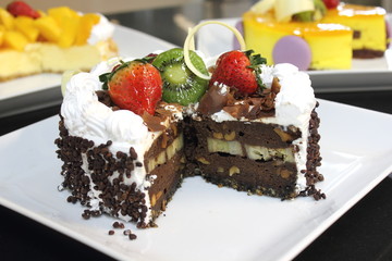 Gingerbread cake with chocolate, strawberries