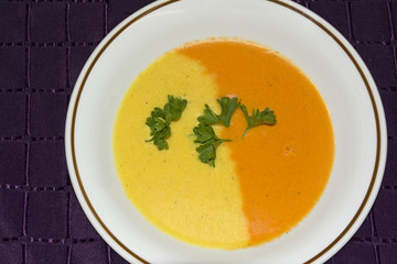 Suppe aus rotem und gelbem Paprika