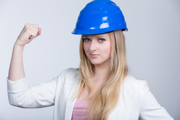 Junge Ingenieurin mit Helm