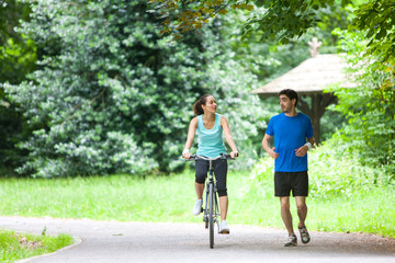 Obraz premium Young sportive couple jogging at the park