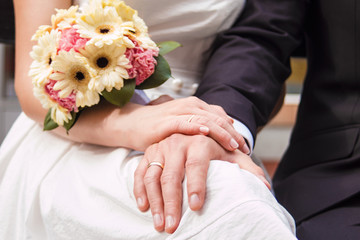 Młodzi małżonkowie - ślub wesele obrączki państwo młodzi