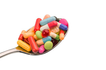 Viele Tabletten auf Löffel