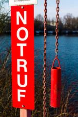 Schild mit Schriftzug Notruf