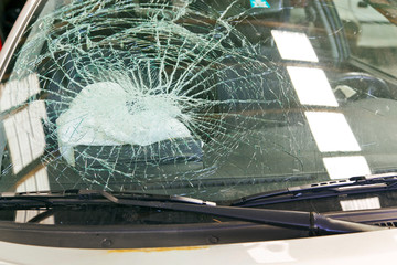Kaputte Windschutzscheibe und Airbag