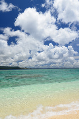 野甫島の美しい珊瑚の海と夏空