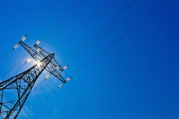 Stromleitung mit Sonne