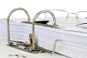 Akten Ordner mit Schriftstücken und Dokumenten