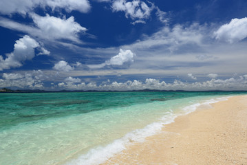Fototapeta premium 野甫島の美しい珊瑚の海と夏空