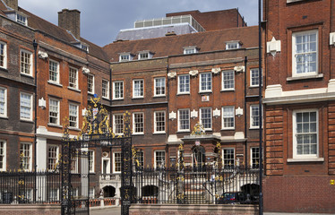 Obraz premium Famous school in the centre of London, next to St. Paul's 