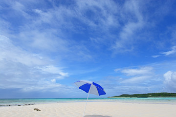 野甫島の美しい珊瑚の海と夏空