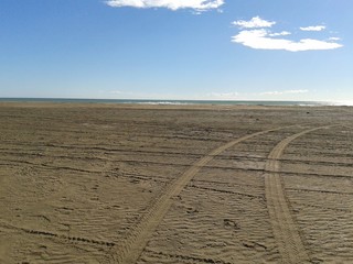 Tracce di pneumatici sulla spiaggia