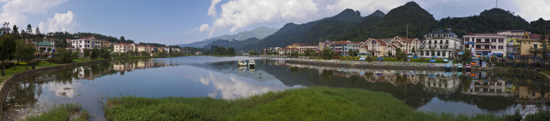Obraz premium Lake in town centre in Sapa