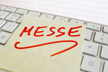 Notiz auf Computer Tastatur: Messe