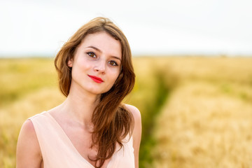 Fototapeta na wymiar beautiful woman posing in wheat field
