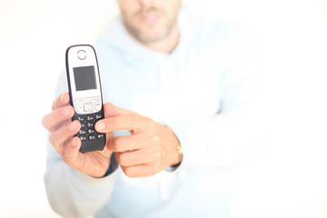 Mann mit Schnurlosem Telefon