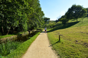 hombre corriendo por la muralla de lugo