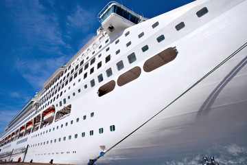 Naklejka premium Cruise ship