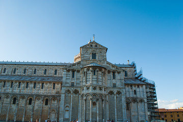 Fototapeta na wymiar Duomo di Pisa con portone, decorazioni, bassorilievi e sculture