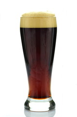 szklanka pysznego ciemnego piwa z pianką na białym tle