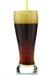 szklanka pysznego ciemnego piwa z pianką na białym tle