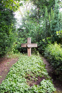 altes Grab mit Holzkreuz