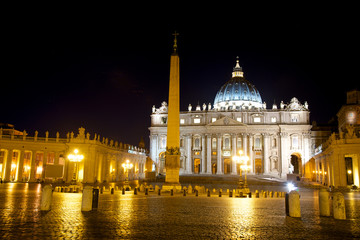 Naklejka premium St. Peter's Basilica at night, Rome Italy
