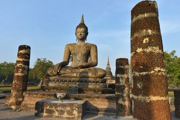 Fototapeta na wymiar Estatua de Buda en el parque histórico de Sukhothai, Tailandia