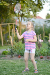 petite fille jouant badminton