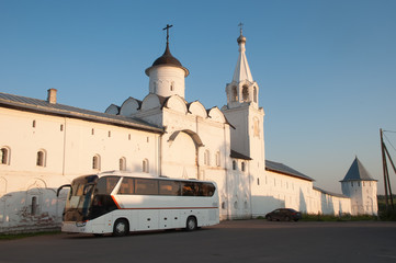 Автобус с туристами у стен Спасо-Прилуцкого монастыря.
